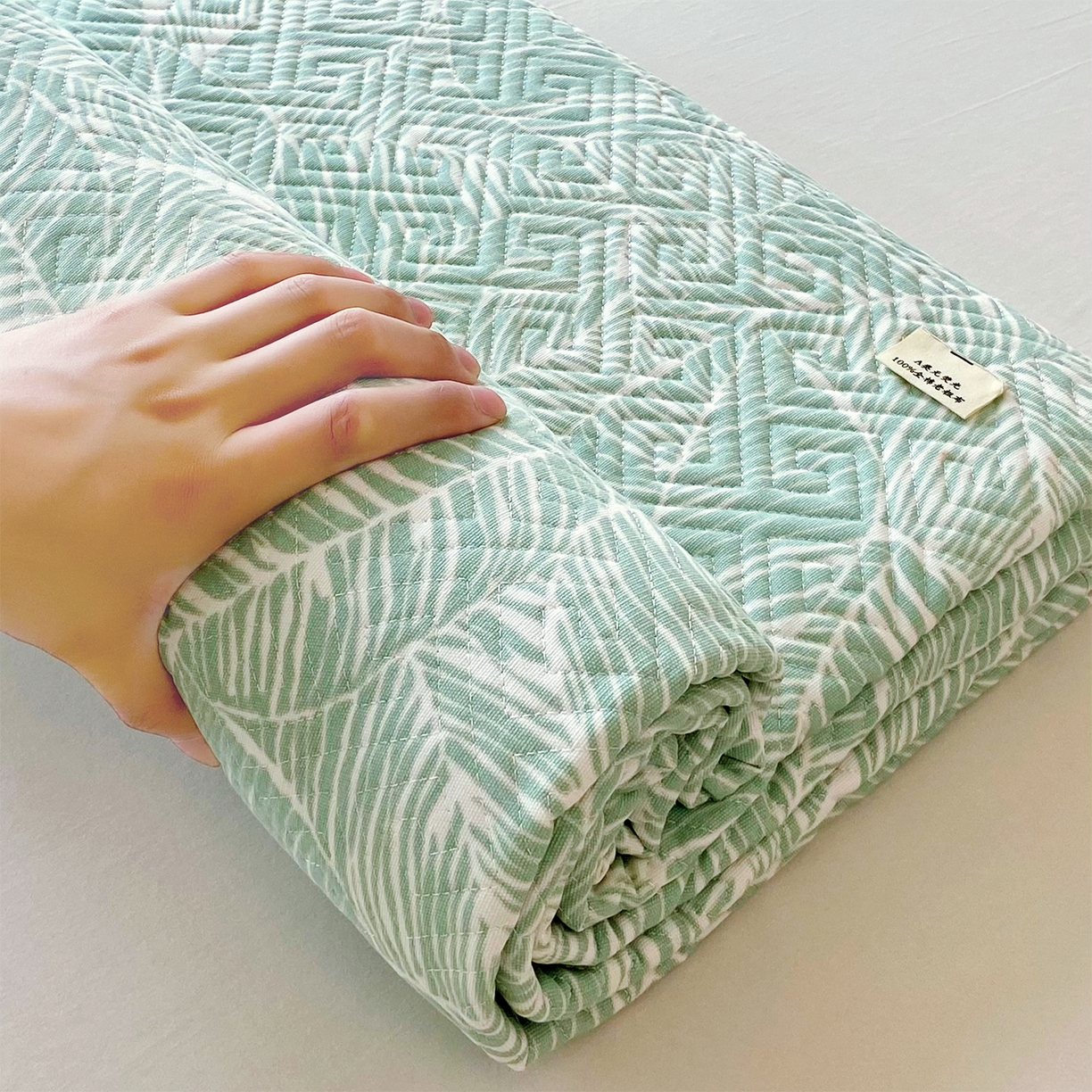91家纺网 家纺一手货源 找家纺 金鑫汇家纺 2026春夏新款成人床新花型老粗布夹棉床盖软凉席席子可以机洗 绿色心情