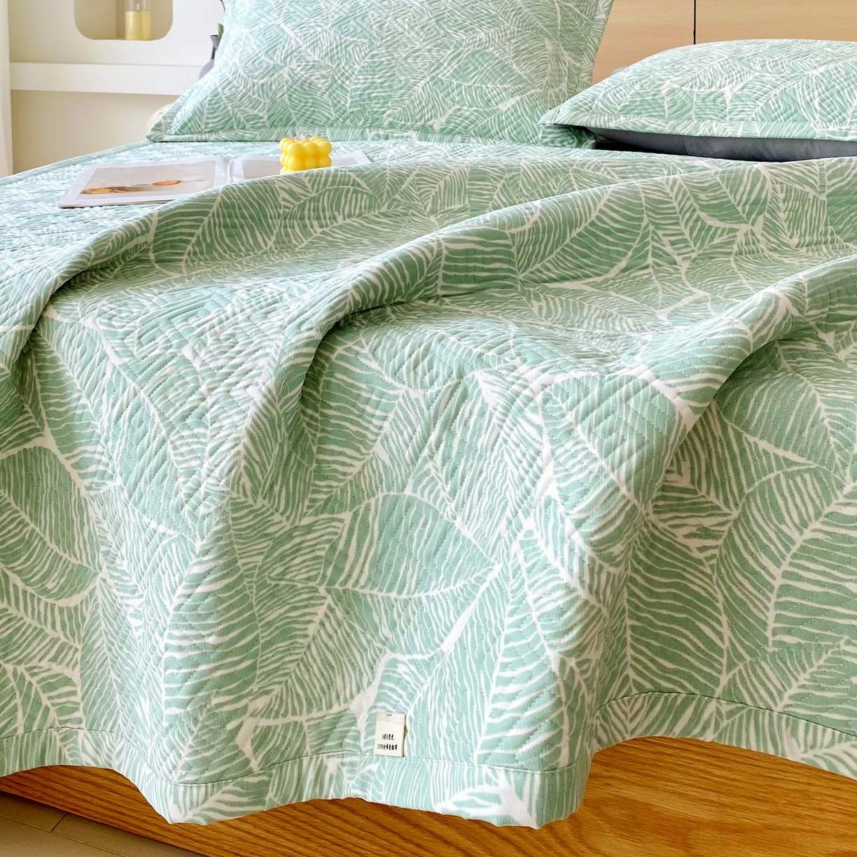 91家纺网 家纺一手货源 找家纺 金鑫汇家纺 2026春夏新款成人床新花型老粗布夹棉床盖软凉席席子可以机洗 绿色心情