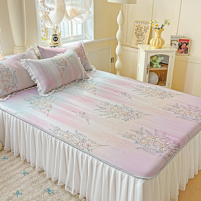 91家纺网 家纺一手货源 找家纺 栩裕纺织 2026新款（常年不断货）A类凉感丝床裙款凉席夏被四件套花边空调被三件套 恋语