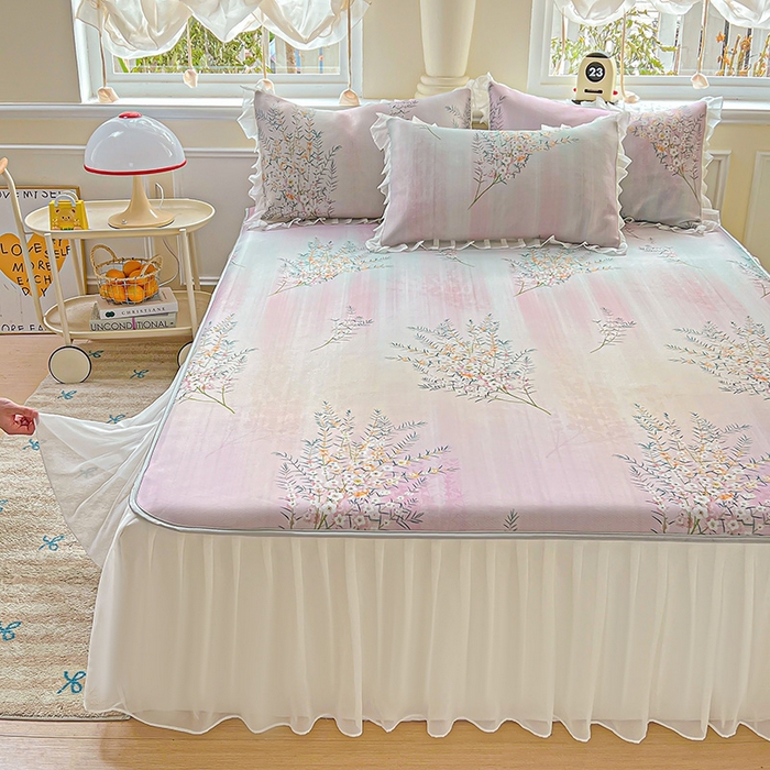 91家纺网 家纺一手货源 找家纺 栩裕纺织 2026新款（常年不断货）A类凉感丝床裙款凉席夏被四件套花边空调被三件套 恋语