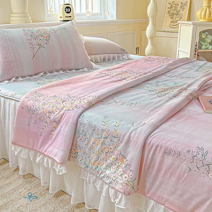 91家纺网 家纺一手货源 找家纺 栩裕纺织 2026新款（常年不断货）A类凉感丝床裙款凉席夏被四件套花边空调被三件套 恋语