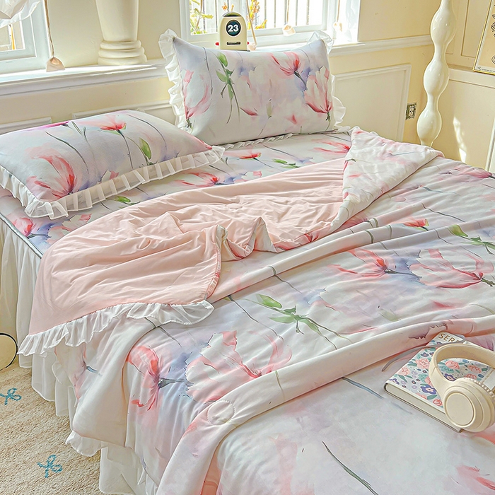 91家纺网 家纺一手货源 找家纺 栩裕纺织 2026新款（常年不断货）A类凉感丝床裙款凉席夏被四件套花边空调被三件套 梦思-红