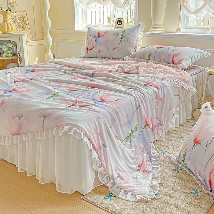 91家纺网 家纺一手货源 找家纺 栩裕纺织 2026新款（常年不断货）A类凉感丝床裙款凉席夏被四件套花边空调被三件套 梦思-红