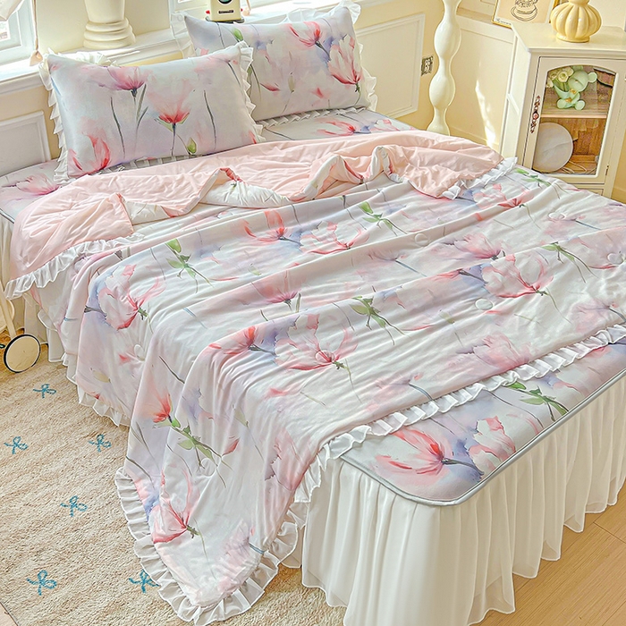 91家纺网 家纺一手货源 找家纺 栩裕纺织 2026新款（常年不断货）A类凉感丝床裙款凉席夏被四件套花边空调被三件套 梦思-红