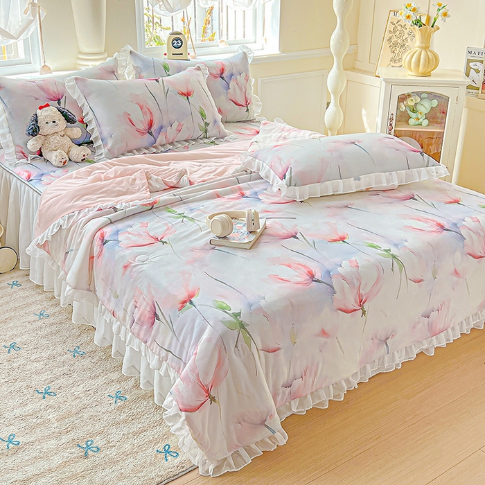 91家纺网 家纺一手货源 找家纺 栩裕纺织 2026新款（常年不断货）A类凉感丝床裙款凉席夏被四件套花边空调被三件套 梦思-红