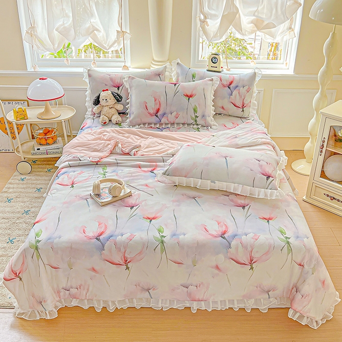 91家纺网 家纺一手货源 找家纺 栩裕纺织 2026新款（常年不断货）A类凉感丝床裙款凉席夏被四件套花边空调被三件套 梦思-红