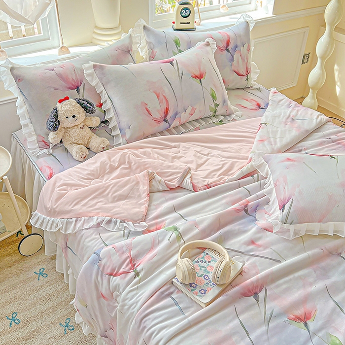 91家纺网 家纺一手货源 找家纺 栩裕纺织 2026新款（常年不断货）A类凉感丝床裙款凉席夏被四件套花边空调被三件套 梦思-红