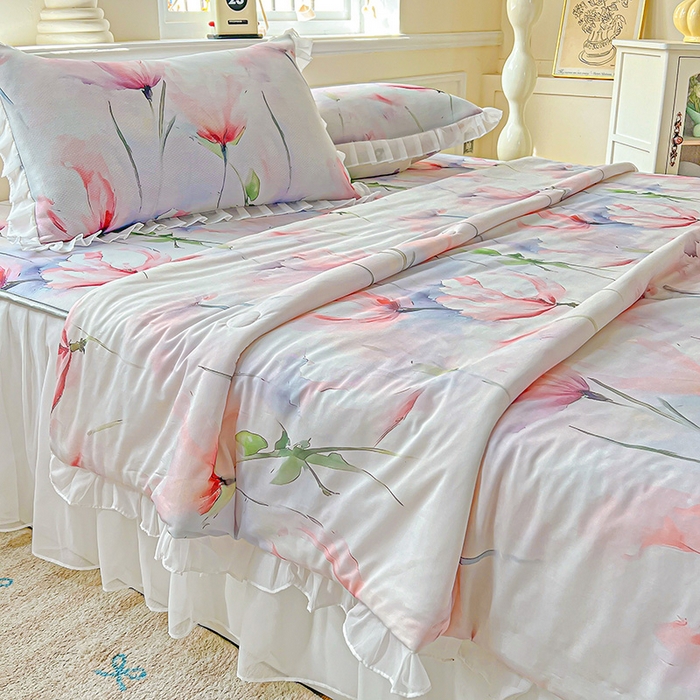 91家纺网 家纺一手货源 找家纺 栩裕纺织 2026新款（常年不断货）A类凉感丝床裙款凉席夏被四件套花边空调被三件套 梦思-红