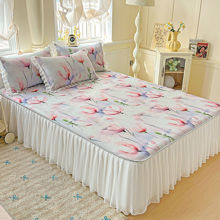 91家纺网 家纺一手货源 找家纺 栩裕纺织 2026新款（常年不断货）A类凉感丝床裙款凉席夏被四件套花边空调被三件套 梦思-红