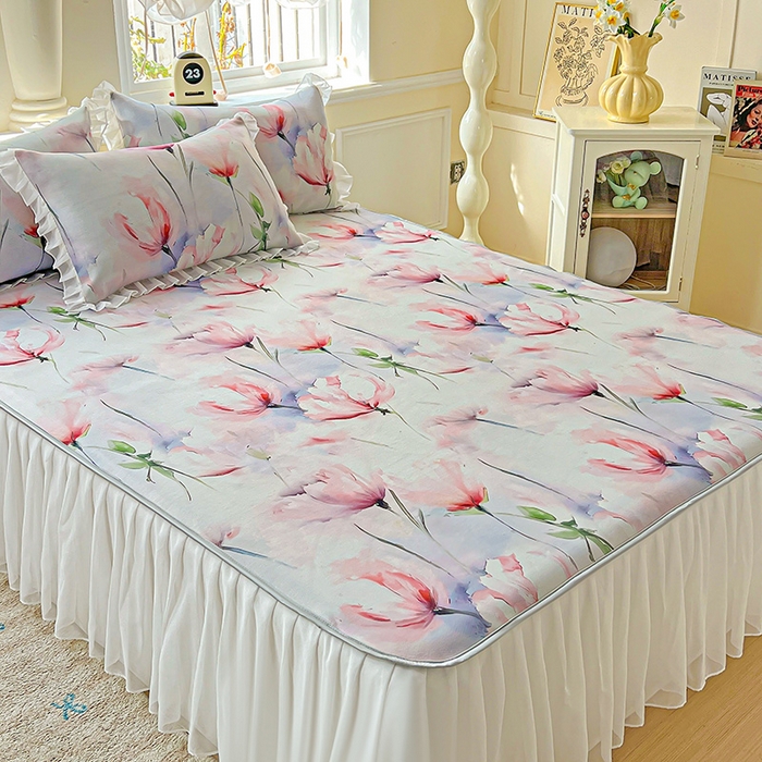 91家纺网 家纺一手货源 找家纺 栩裕纺织 2026新款（常年不断货）A类凉感丝床裙款凉席夏被四件套花边空调被三件套 梦思-红