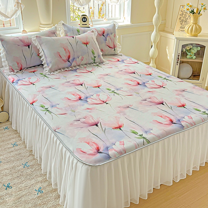 91家纺网 家纺一手货源 找家纺 栩裕纺织 2026新款（常年不断货）A类凉感丝床裙款凉席夏被四件套花边空调被三件套 梦思-红