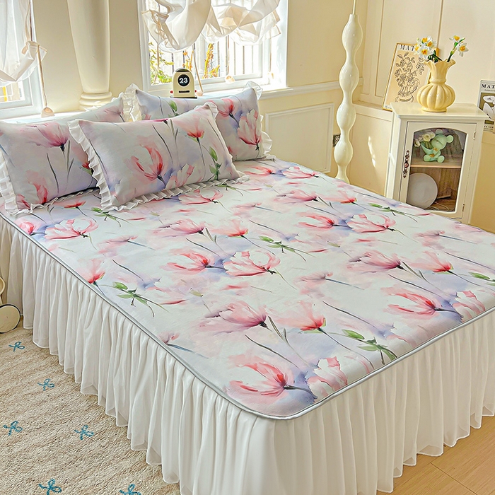 91家纺网 家纺一手货源 找家纺 栩裕纺织 2026新款（常年不断货）A类凉感丝床裙款凉席夏被四件套花边空调被三件套 梦思-红