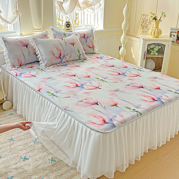 91家纺网 家纺一手货源 找家纺 栩裕纺织 2026新款（常年不断货）A类凉感丝床裙款凉席夏被四件套花边空调被三件套 梦思-红