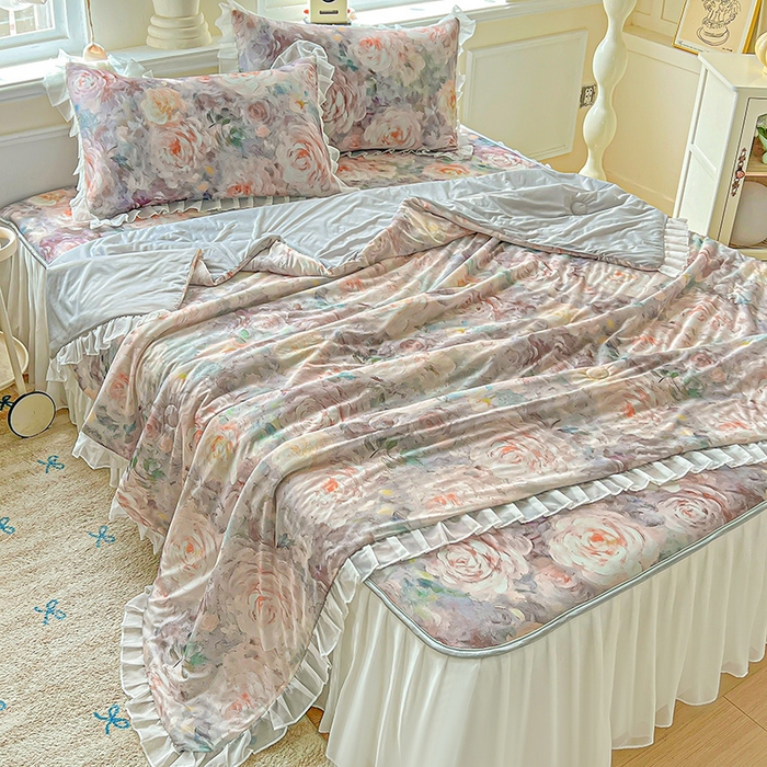 91家纺网 家纺一手货源 找家纺 栩裕纺织 2026新款（常年不断货）A类凉感丝床裙款凉席夏被四件套花边空调被三件套 莫妮卡