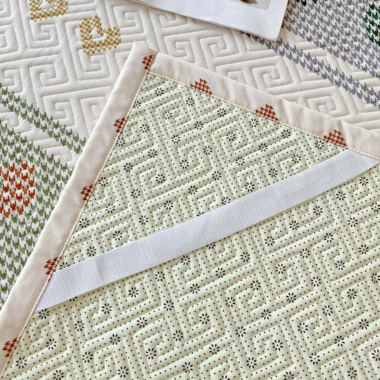 91家纺网 家纺一手货源 找家纺 金鑫汇家纺 2026春夏新款成人床新花型老粗布夹棉床盖软凉席席子可以机洗 同心千鸟格