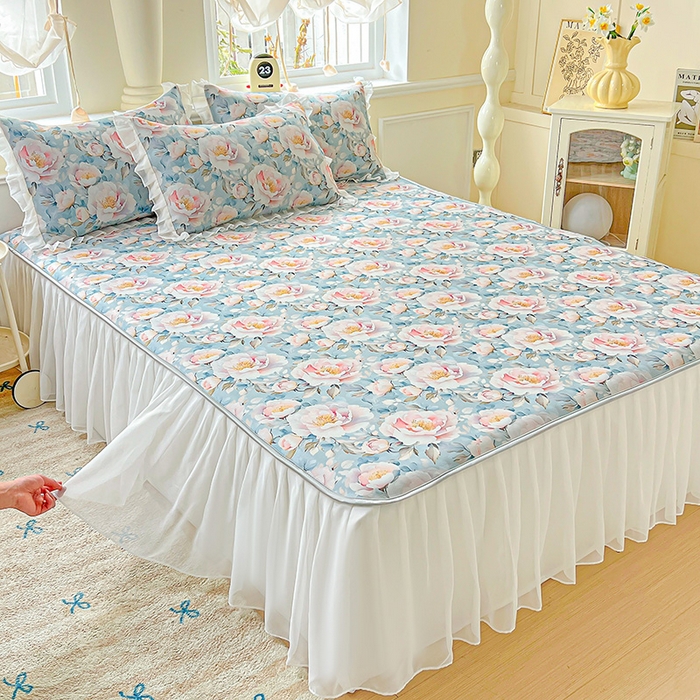 91家纺网 家纺一手货源 找家纺 栩裕纺织 2026新款（常年不断货）A类凉感丝床裙款凉席夏被四件套花边空调被三件套 轻素