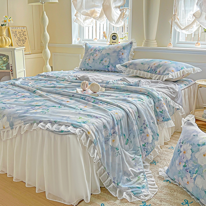 91家纺网 家纺一手货源 找家纺 栩裕纺织 2026新款（常年不断货）A类凉感丝床裙款凉席夏被四件套花边空调被三件套 柔情似水