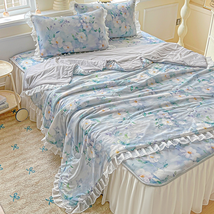 91家纺网 家纺一手货源 找家纺 栩裕纺织 2026新款（常年不断货）A类凉感丝床裙款凉席夏被四件套花边空调被三件套 柔情似水