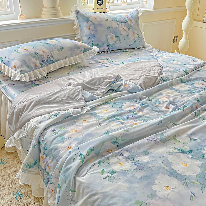 91家纺网 家纺一手货源 找家纺 栩裕纺织 2026新款（常年不断货）A类凉感丝床裙款凉席夏被四件套花边空调被三件套 柔情似水