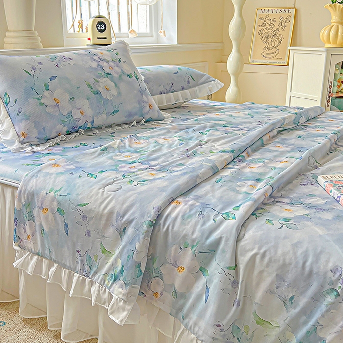 91家纺网 家纺一手货源 找家纺 栩裕纺织 2026新款（常年不断货）A类凉感丝床裙款凉席夏被四件套花边空调被三件套 柔情似水