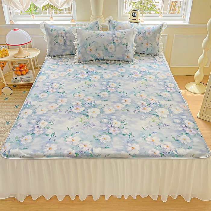 91家纺网 家纺一手货源 找家纺 栩裕纺织 2026新款（常年不断货）A类凉感丝床裙款凉席夏被四件套花边空调被三件套 柔情似水