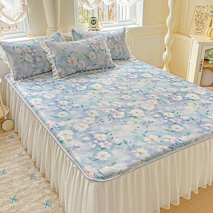 91家纺网 家纺一手货源 找家纺 栩裕纺织 2026新款（常年不断货）A类凉感丝床裙款凉席夏被四件套花边空调被三件套 柔情似水