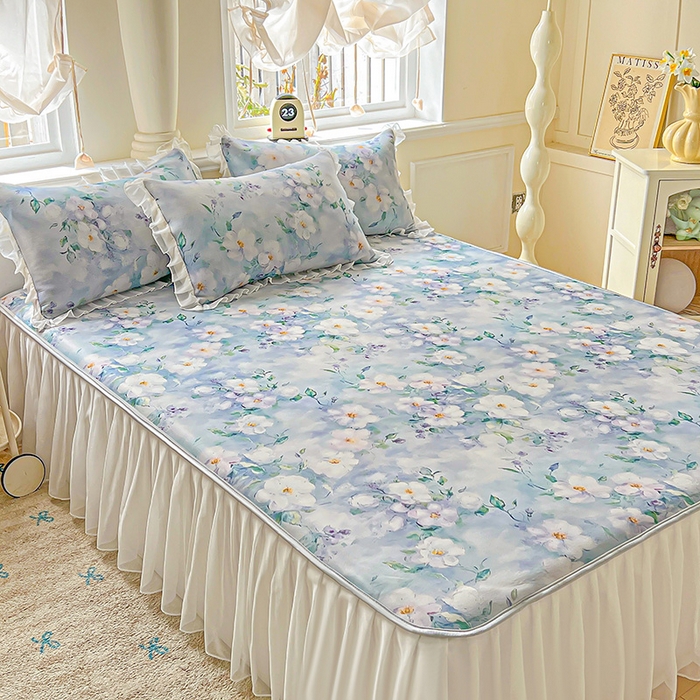 91家纺网 家纺一手货源 找家纺 栩裕纺织 2026新款（常年不断货）A类凉感丝床裙款凉席夏被四件套花边空调被三件套 柔情似水