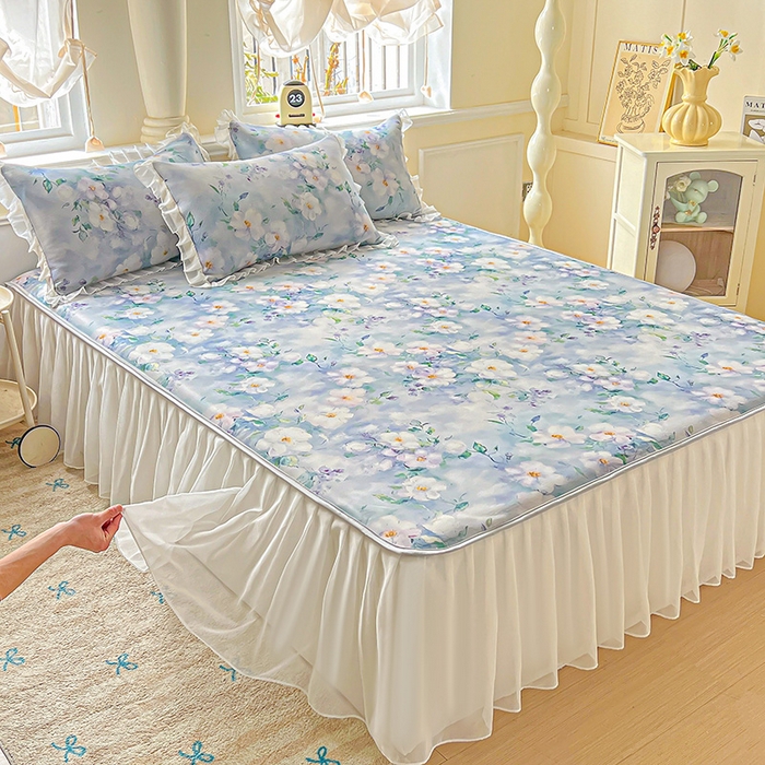 91家纺网 家纺一手货源 找家纺 栩裕纺织 2026新款（常年不断货）A类凉感丝床裙款凉席夏被四件套花边空调被三件套 柔情似水