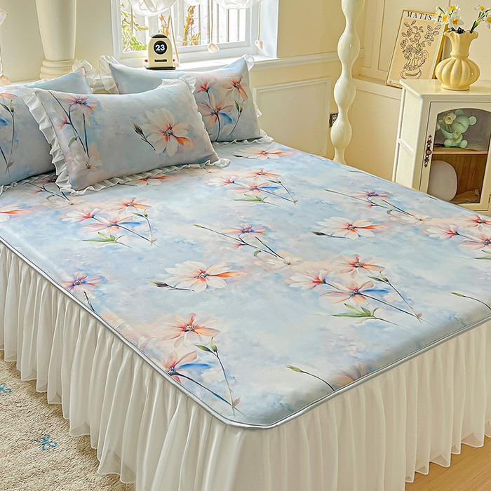 91家纺网 家纺一手货源 找家纺 栩裕纺织 2026新款（常年不断货）A类凉感丝床裙款凉席夏被四件套花边空调被三件套 蒙丽斯