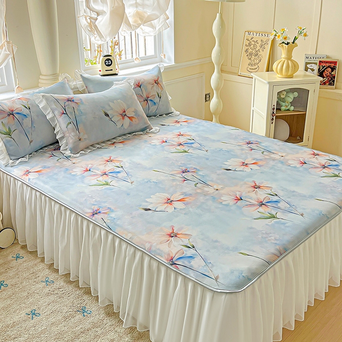 91家纺网 家纺一手货源 找家纺 栩裕纺织 2026新款（常年不断货）A类凉感丝床裙款凉席夏被四件套花边空调被三件套 蒙丽斯