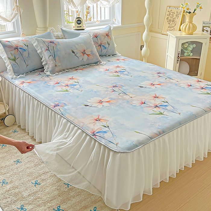 91家纺网 家纺一手货源 找家纺 栩裕纺织 2026新款（常年不断货）A类凉感丝床裙款凉席夏被四件套花边空调被三件套 蒙丽斯