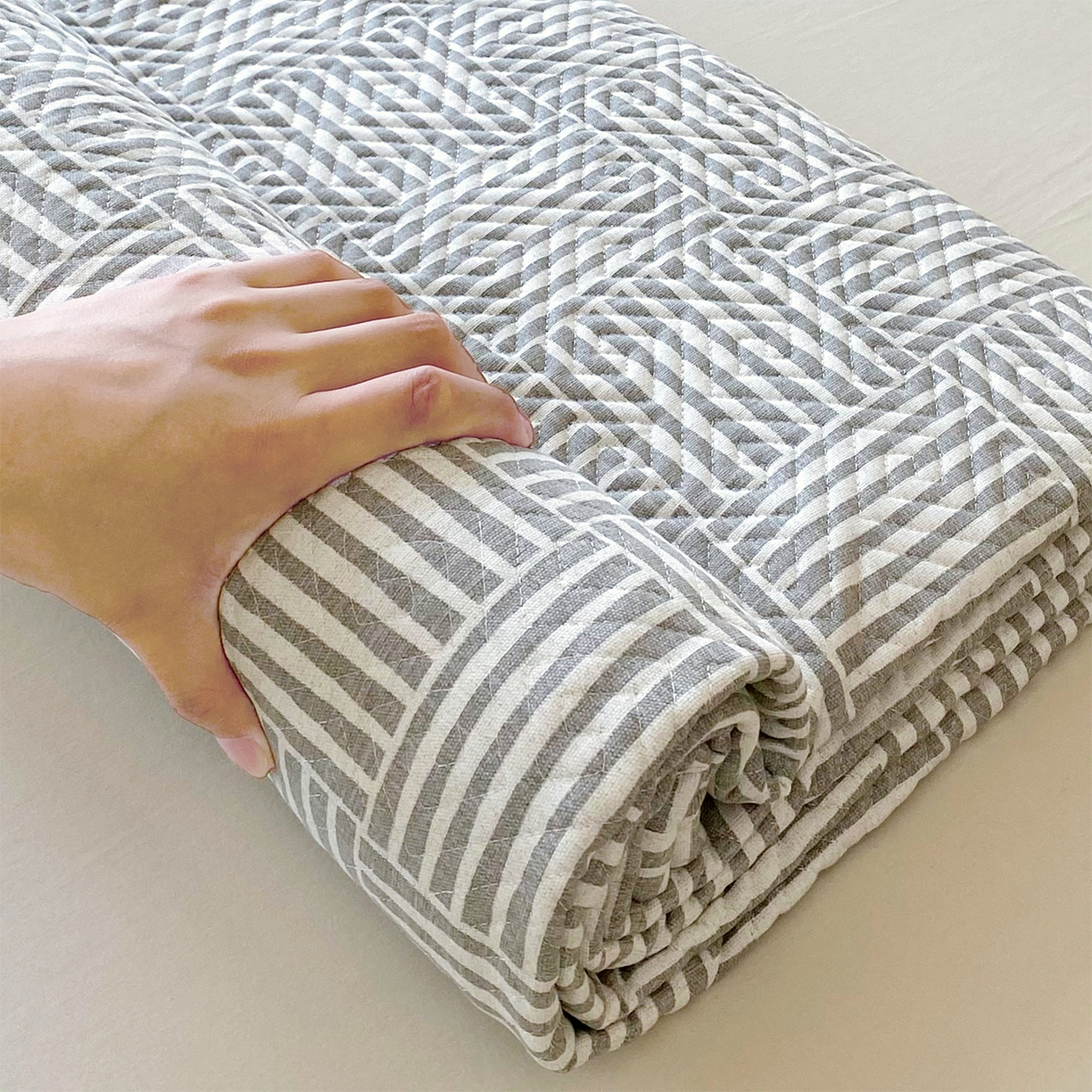 91家纺网 家纺一手货源 找家纺 金鑫汇家纺 2026春夏新款成人床新花型老粗布夹棉床盖软凉席席子可以机洗 休闲时光