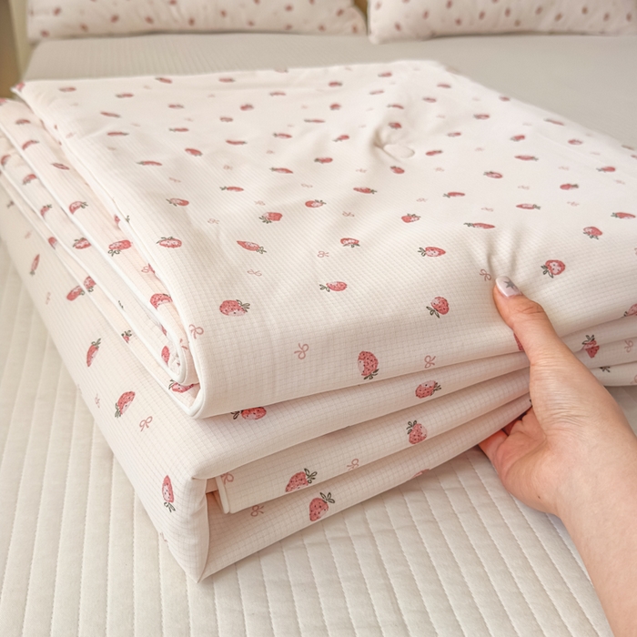 91家纺网 家纺一手货源 找家纺 帕拉美拉 2026新款A类(聚乳酸)提花凉感丝三件套夏被 甜果轻语