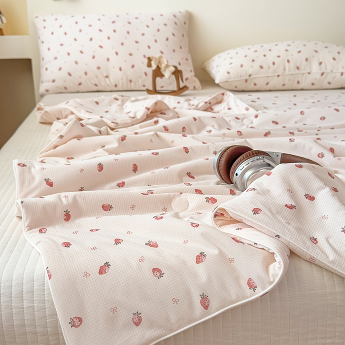 91家纺网 家纺一手货源 找家纺 帕拉美拉 2026新款A类(聚乳酸)提花凉感丝三件套夏被 甜果轻语