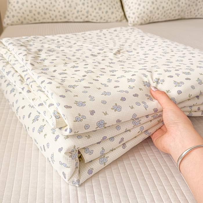 91家纺网 家纺一手货源 找家纺 帕拉美拉 2026新款A类(聚乳酸)提花凉感丝三件套夏被 雾蓝织花