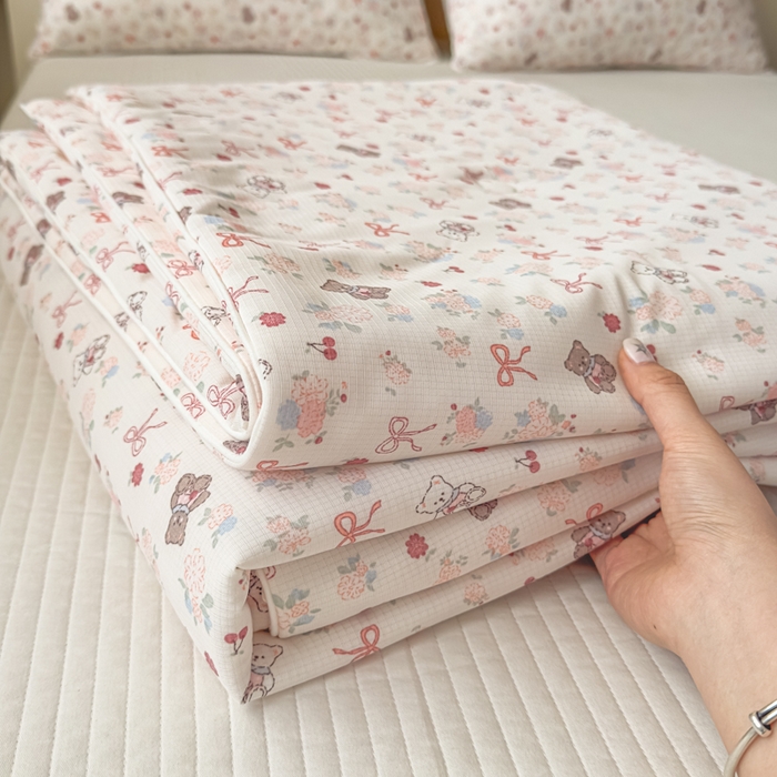 91家纺网 家纺一手货源 找家纺 帕拉美拉 2026新款A类(聚乳酸)提花凉感丝三件套夏被 粉结熊仔