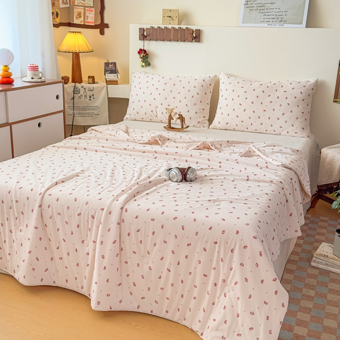 91家纺网 家纺一手货源 找家纺 帕拉美拉 2026新款A类(聚乳酸)提花凉感丝三件套夏被 甜果轻语