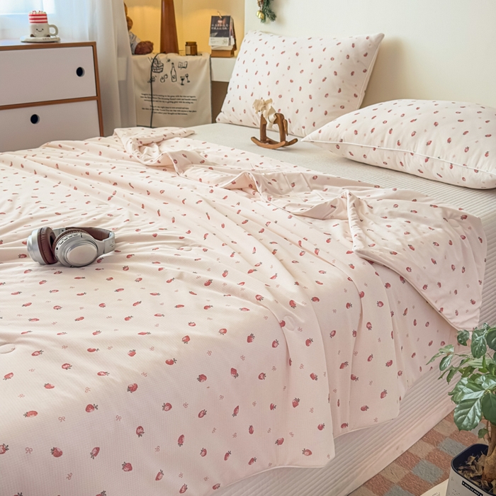 91家纺网 家纺一手货源 找家纺 帕拉美拉 2026新款A类(聚乳酸)提花凉感丝三件套夏被 甜果轻语