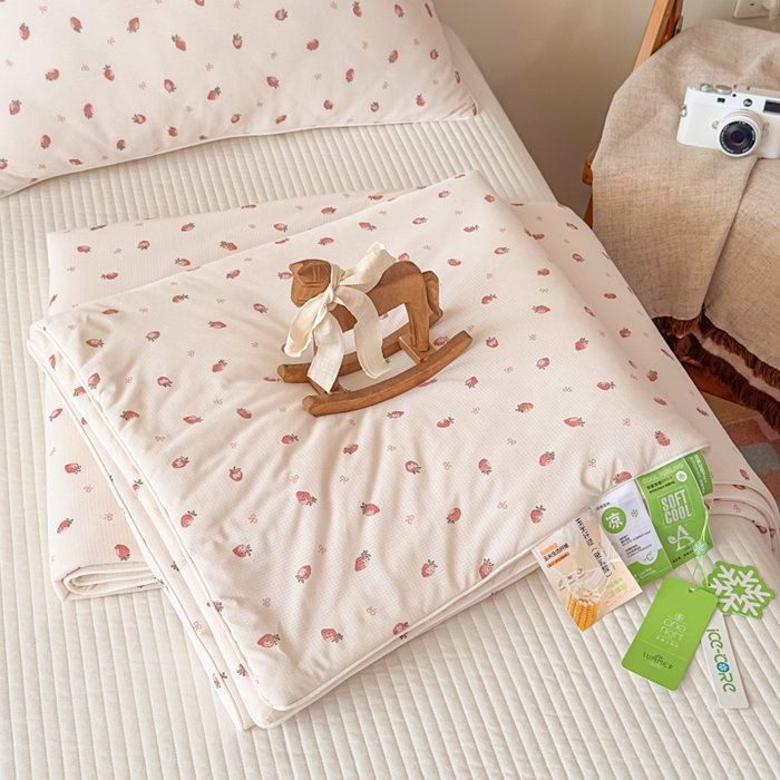 91家纺网 家纺一手货源 找家纺 帕拉美拉 2026新款A类(聚乳酸)提花凉感丝三件套夏被 甜果轻语