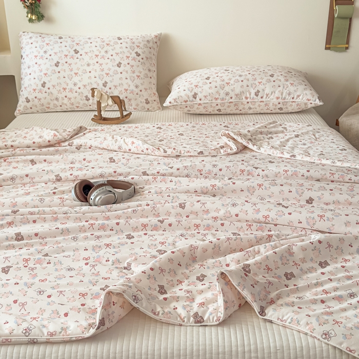 91家纺网 家纺一手货源 找家纺 帕拉美拉 2026新款A类(聚乳酸)提花凉感丝三件套夏被 粉结熊仔