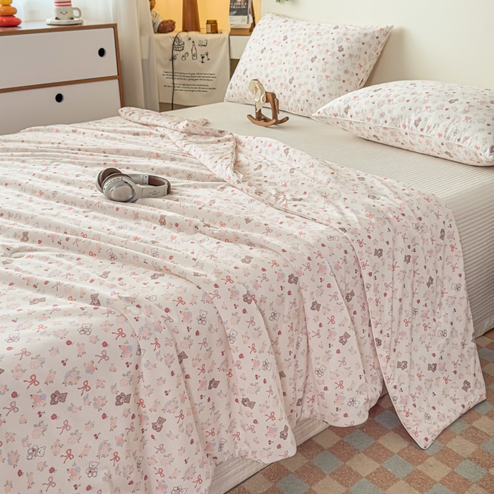 91家纺网 家纺一手货源 找家纺 帕拉美拉 2026新款A类(聚乳酸)提花凉感丝三件套夏被 粉结熊仔