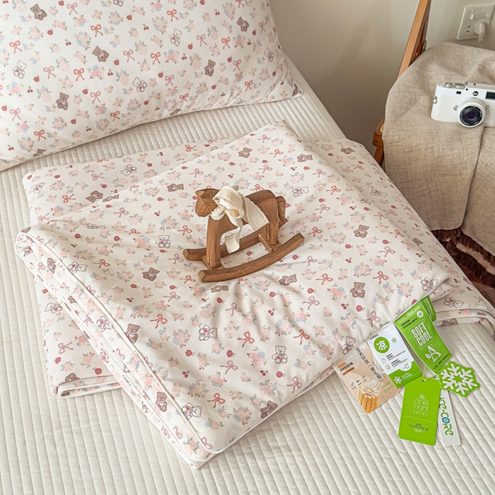 91家纺网 家纺一手货源 找家纺 帕拉美拉 2026新款A类(聚乳酸)提花凉感丝三件套夏被 粉结熊仔