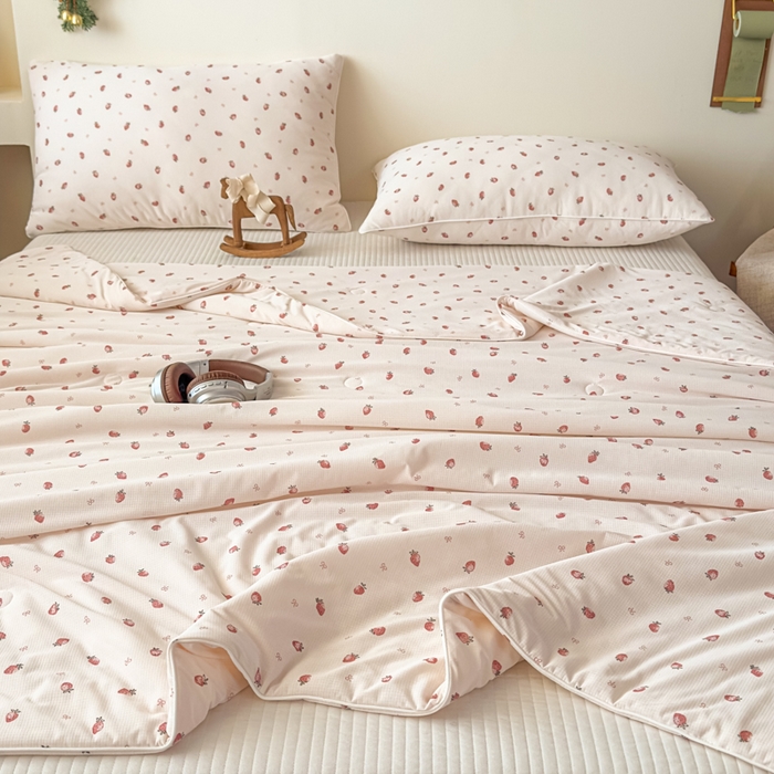 91家纺网 家纺一手货源 找家纺 帕拉美拉 2026新款A类(聚乳酸)提花凉感丝三件套夏被 甜果轻语