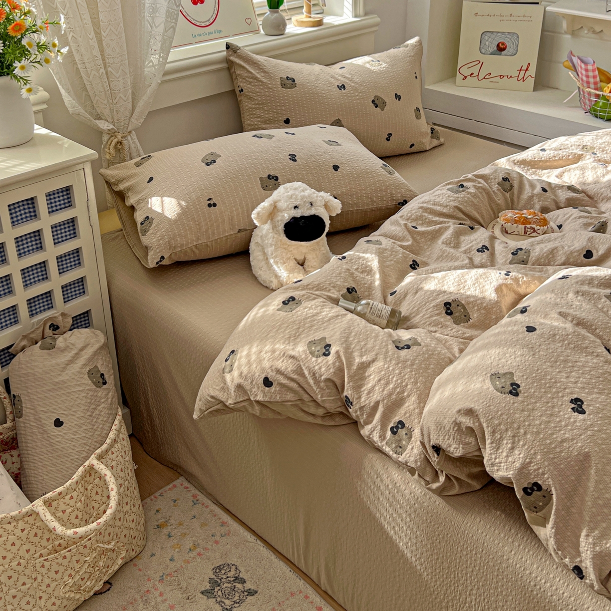 91家纺网 家纺一手货源 找家纺 暖伊家居 2026新款糖果小布袋泡芙纱四件套 黑皮KT