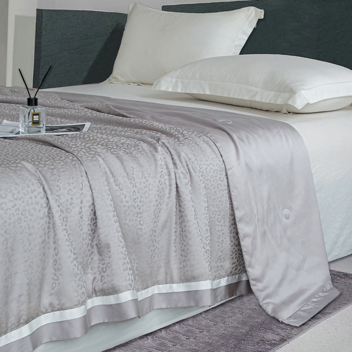 91家纺网 家纺一手货源 找家纺 2026春夏新款100S兰精天丝豹纹提花可水洗桑蚕丝夏凉被空调被100蚕丝填充 豹纹-浅灰