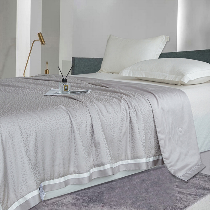 91家纺网 家纺一手货源 找家纺 2026春夏新款100S兰精天丝豹纹提花可水洗桑蚕丝夏凉被空调被100蚕丝填充 豹纹-浅灰