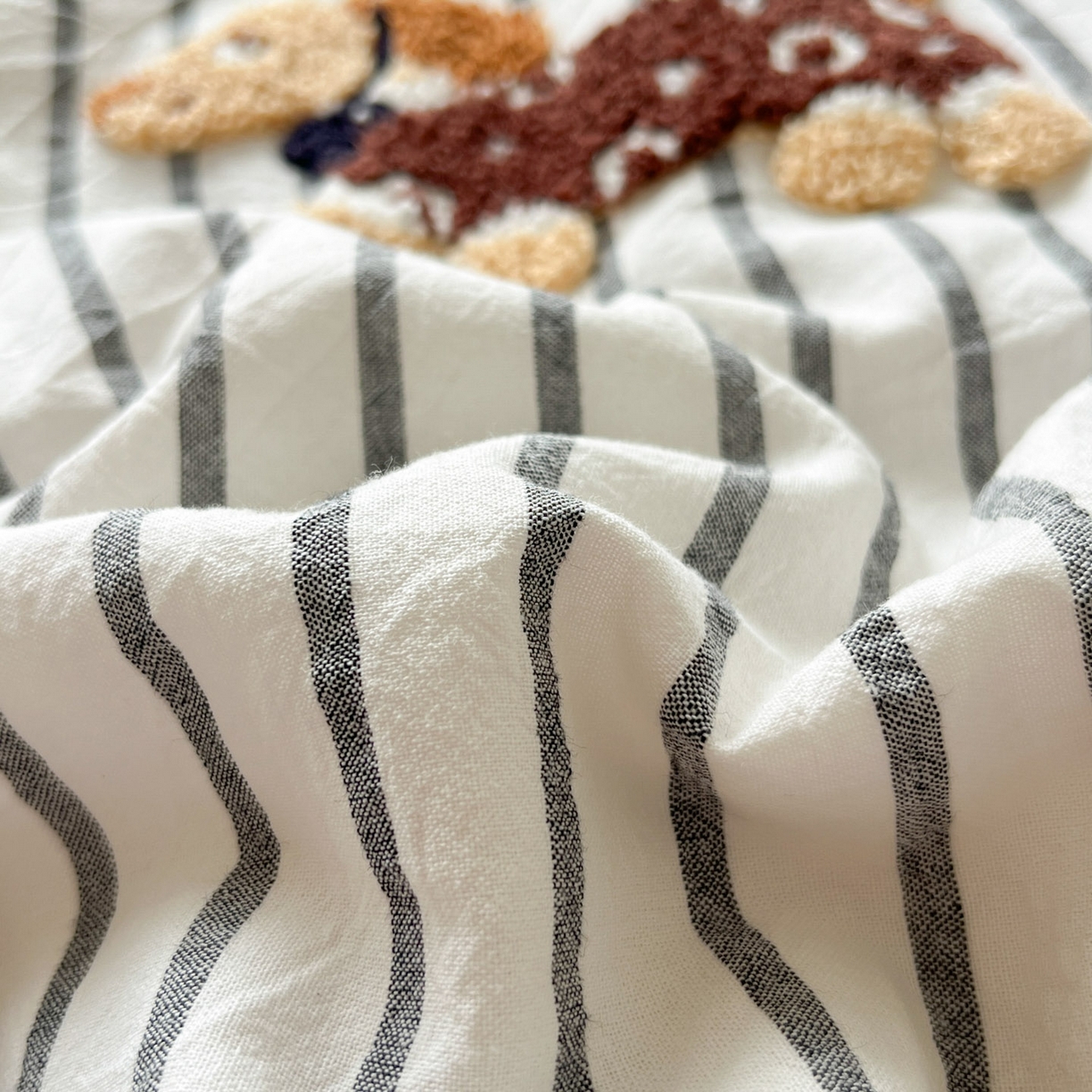 91家纺网 家纺一手货源 找家纺 一加一 2026新款全棉色织水洗棉毛巾绣大豆夏被夏凉被空调被-腊肠狗 腊肠狗-灰条