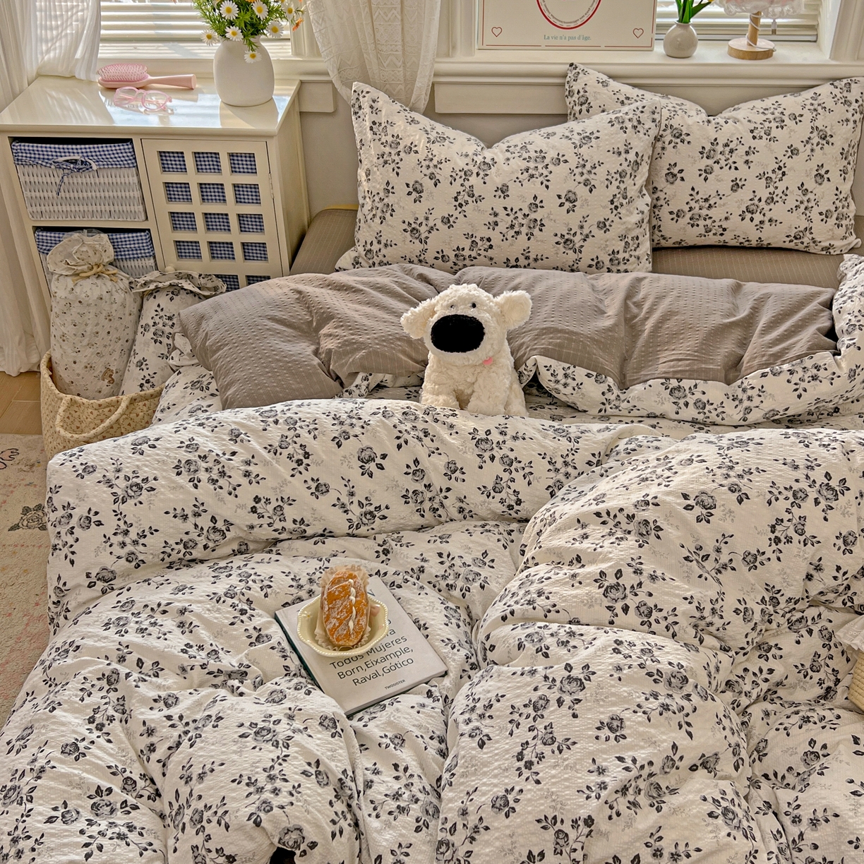 91家纺网 家纺一手货源 找家纺 暖伊家居 2026新款糖果小布袋泡芙纱四件套 水墨槿咖