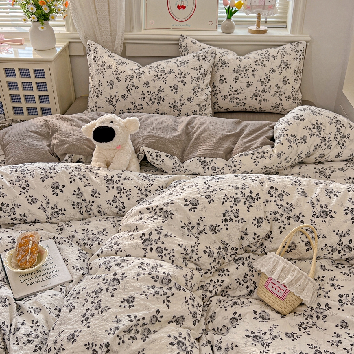 91家纺网 家纺一手货源 找家纺 暖伊家居 2026新款糖果小布袋泡芙纱四件套 水墨槿咖