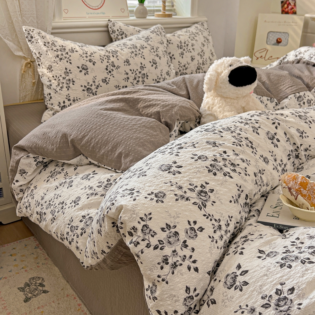 91家纺网 家纺一手货源 找家纺 暖伊家居 2026新款糖果小布袋泡芙纱四件套 水墨槿咖